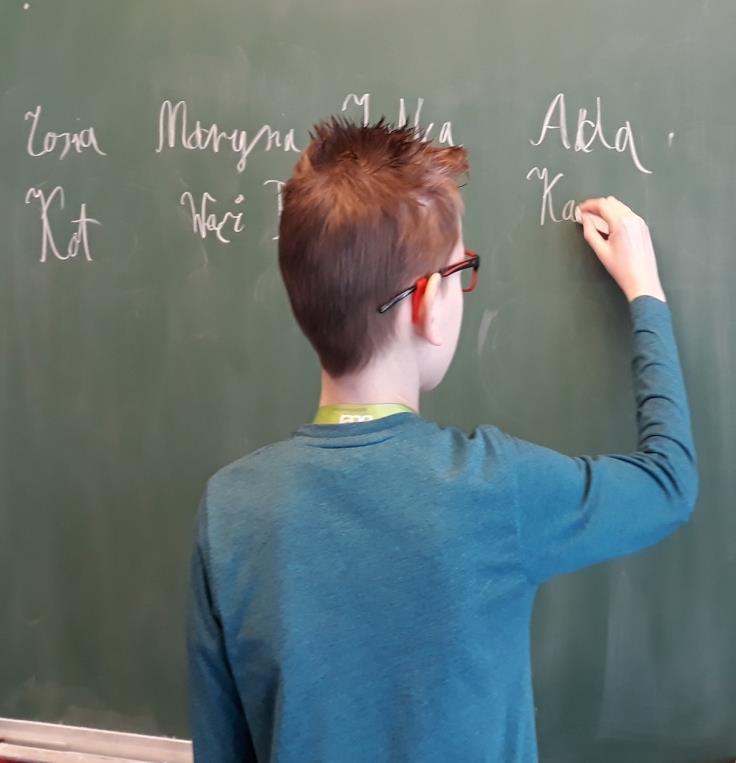 poprzez gromadzenie nietypowych skojarzeń.