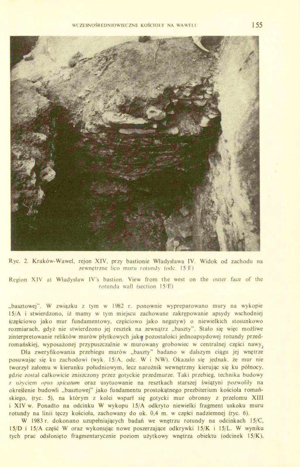 WCZESNOŚREDNIOWIECZNE KOŚCIOŁY NA WAWELU 155 Ryc. 2. Kraków-Wawel, rejon XIV, przy bastionie Władysława IV. Widok od zachodu zewnętrzne lico muru rotundy (odc.
