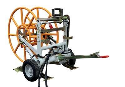 - Hydraulicznie sterowane ramię podnośnikowe i stabilizatory.