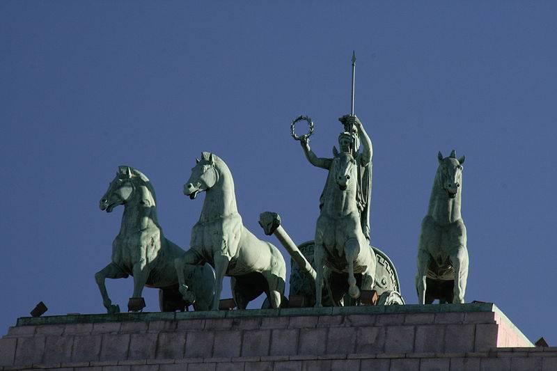 Motyw odwołuje się też do symbolicznej rywalizacji cesarzy w wyścigach rydwanów (obrazu często spotykanego w literaturze bizantyjskiej).