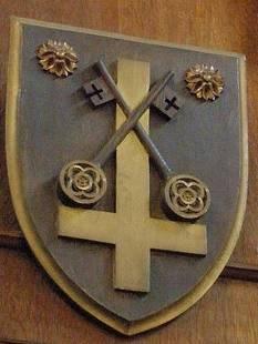 Fotel papieski z krzyżem Piotrowym (Jan Paweł II, fotel według projektu założyciela Neokatechumenatu, Kiko Argüello,