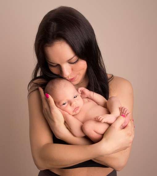 O SESJI Zdjęcia wykonywane są w odpowiednio dostosowanym do fotografii noworodkowej profesjonalnym studio lub Waszym zaciszu domowym.