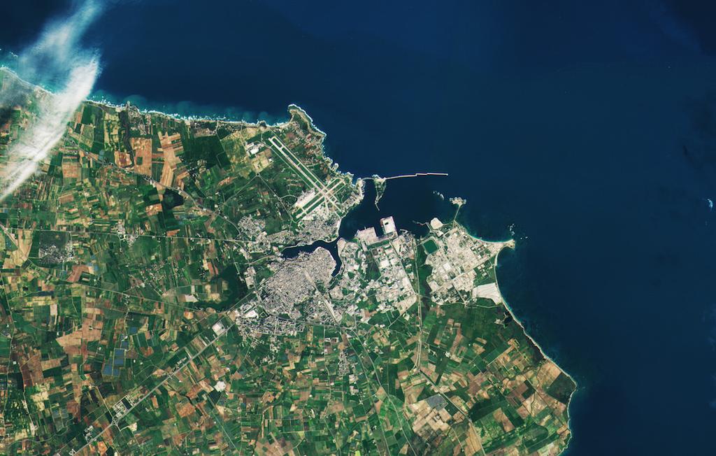 Dość łatwo nasuwa się tutaj pytanie: co jest lepsze satelity optyczne, czy radarowe? Która z tych technologii pozwala pokryć szersze spektrum zastosowań?