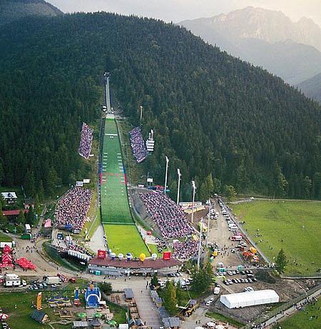 osób co sprawia, że zalicza się do największych obiektów sportowych na terenie Polski. Rekord skoczni wynoszący 140,5 m. należy do Simona Ammanna ( 2010 r.