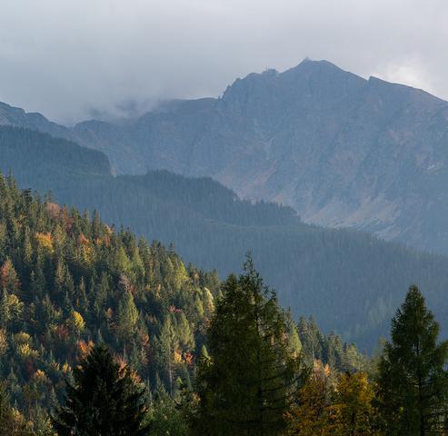 10 atrakcji Zakopanego 1. Kasprowy Wierch Jest to jeden z najchętniej odwiedzanych przez turystów szczyt Tatr Zachodnich o wysokości 1987 m 