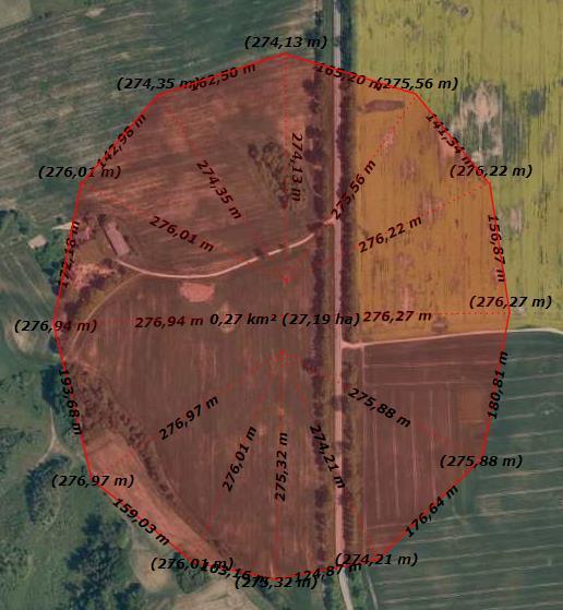 Współczynnik aerodynamicznej szorstkości terenu (z 0) wyznacza się w zasięgu 50h max, gdzie h max oznacza geometryczną wysokość najwyższego z emitorów w zespole.