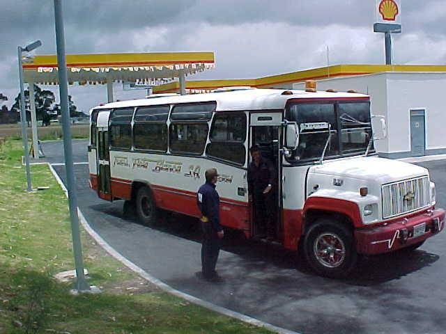 rysunku przedstawiono dla wyselekcjonowanych autobusów względną zmianę emisji drogowej zanieczyszczeń ze względu na badane paliwo.