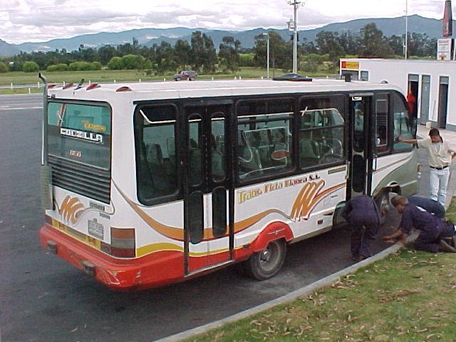 emisji drogowej zanieczyszczeń ze względu na badane paliwo. Duży autobus Full size city bus Mały autobus Small bus Mikrobus Bussetta Rys.