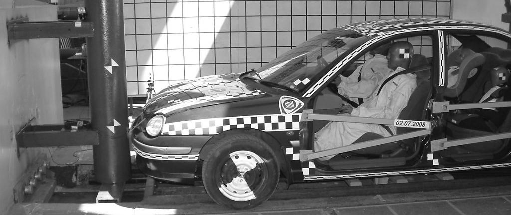 868 Jarosław SEŃKO do próby doświadczalnej, realizacja właściwej próby zderzeniowej, opracowanie wyników eksperymentu i ich analiza. Rys. 1. Samochód Chrysler Neon przygotowany do próby zderzeniowej.