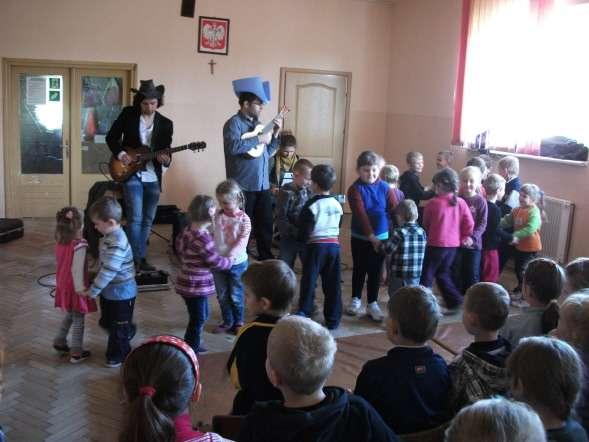 Lekcja muzyczna Muzyczni wynalazcy 14 listopada w naszej szkole wystąpił teatrzyk muzyczny Wszyscy bardzo ucieszyli się na tą wieść i oczekiwali z niecierpliwością, aż się rozpocznie.