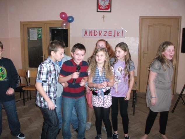 Uczniowie z klasy V zorganizowali konkurs śpiewu, w którym uczestniczyli: Patrycja Lorek i Anna Górka, Gabriela Białas i Gabriela Podgórska, Dominik Chmura z Piotrem Gleniem, Dominika Kuczek oraz