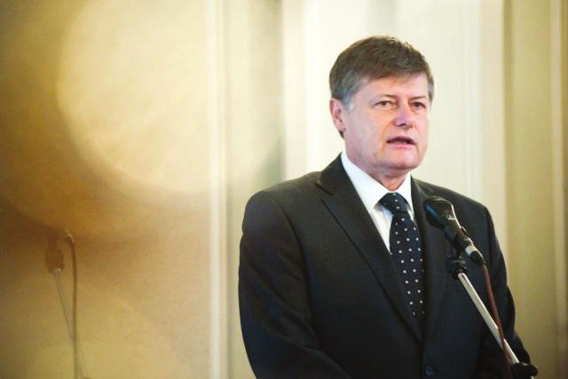 SOZ považuje kolektívnu zmluvu za úspech (1. júla 2016 11:05 / vzdravotnictve.sk) Výroky predstaviteľov odborov lekárov a sestier na adresu KZVS Szalay kritizuje.