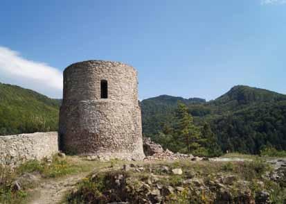 towego Dziedzictwa UNESCO. Znajduje się na szlaku architektury drewnianej województwa małopolskiego. Zamek w Rytrze Średniowieczny zamek położony na wzgórzu ponad rzeką Poprad.