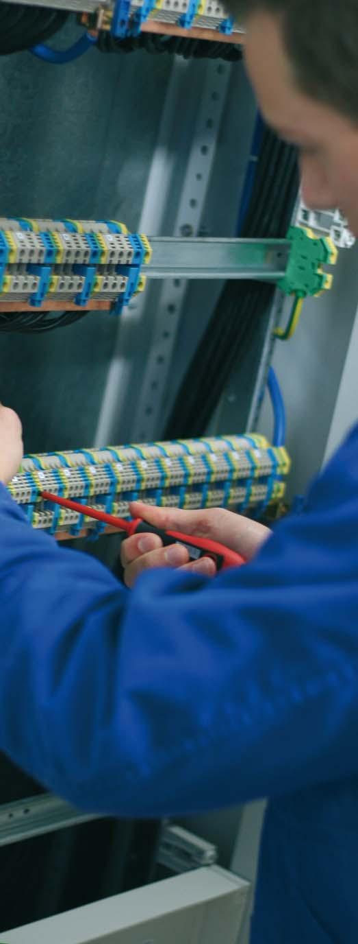 Śrubokręt Safety Line, klucz nasadowy VDE INFO Seria śrubokrętów Jakość przemysłowa Śrubokręty te spełniają wymagania VDE-normy 1000 V IEC 60900:2004.