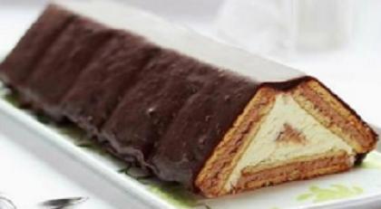 Składniki: 0,5 kg tłustego mielonego twarogu 250 g masła 1 szklanka cukru pudru (w ostateczności wystarczy zwykły kryształ) 1 łyżka ciemnego kakao 36 sztuk herbatników kilka kropel olejku waniliowego