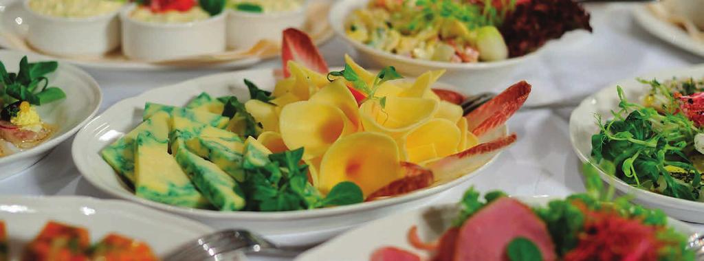 Marynowane na zimno grillowane warzywa z szynką dojrzewającą i parmezanem, podane na rukoli Włoska zupa