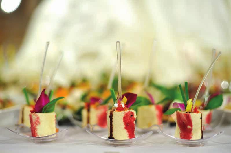 Straciatella z nutą brendy Panna cotta limonkowa Biała dama z sosem waniliowym Mus z mlecznej czekolady z wiśniami Puszyste cappuccino Truskawki w czekoladzie Panna cotta malinowa Mus cytrynowy z