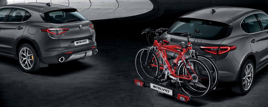 CZAS WOLNY TYLNE FARTUCHY PRZECIWBŁOTNE W kolorze czarnym, z napisem Stelvio. 2 sztuki w zestawie. Do wersji Stelvio i Super. 50903569 WYPINANY HAK HOLOWNICZY Uciąg uzależniony od wersji.