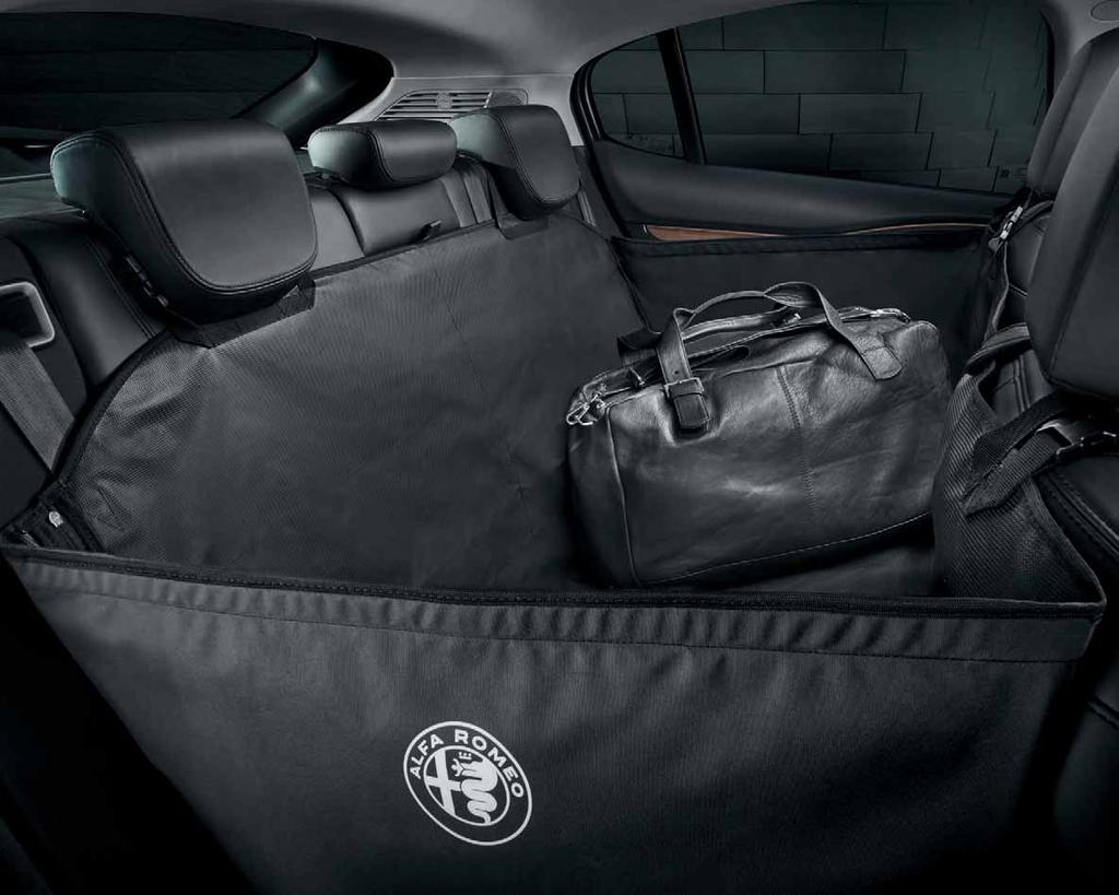 PRZYDATNE ROZWIĄZANIA UCHWYT NA TABLET MOCOWANY NA ZAGŁÓWKU PRZEDNIEGO SIEDZENIA W kolorze czarnym, z wyhaftowanym czerwonym logo Alfa Romeo.