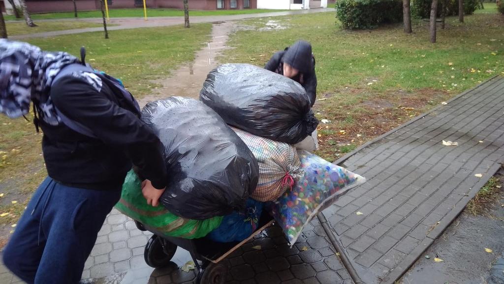 Od wielu lat zbieramy też plastikowe nakrętki. W ciągu pierwszego miesiąca tego roku szkolnego uzbieraliśmy siedem dużych worków tego surowca.
