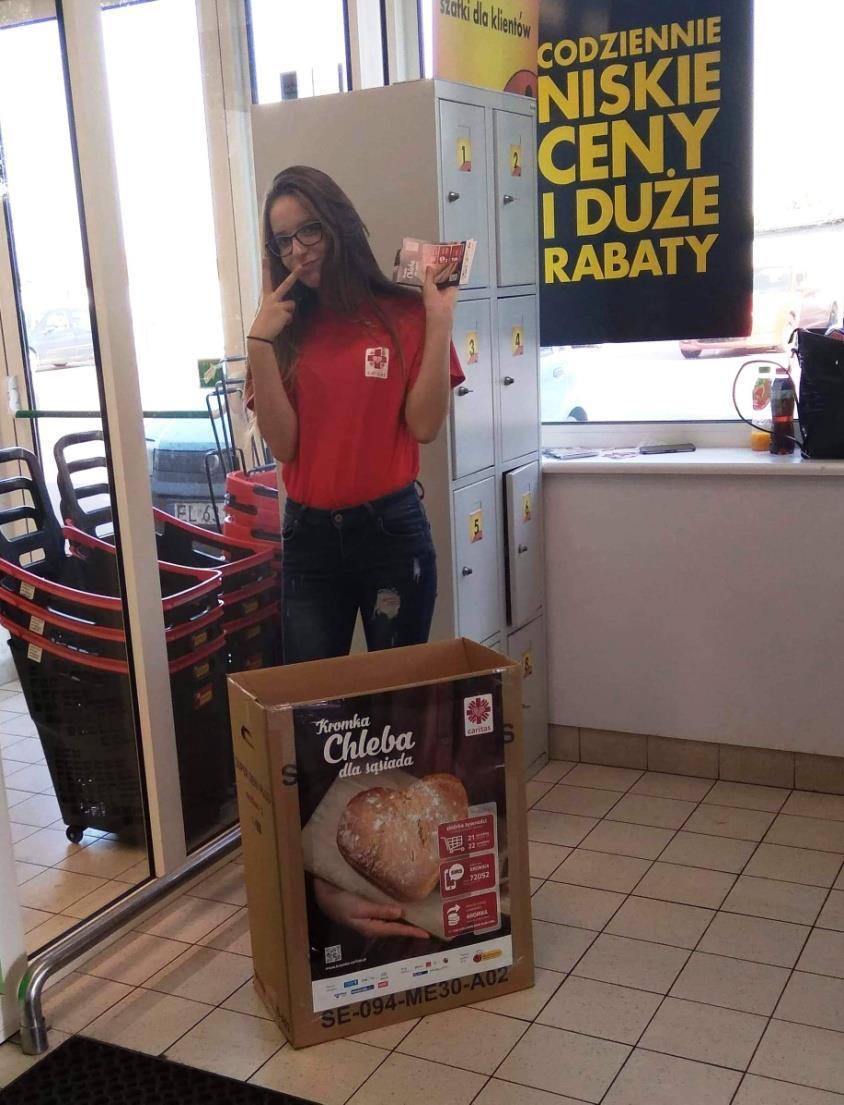 21 i 22 września dziewczyny ze Szkolnego Koła Caritas uczestniczyły w zbiórce żywności pod hasłem Kromka chleba dla sąsiada, którą