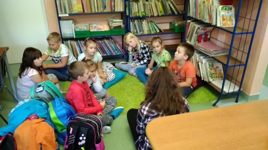 przerwę mogą spędzić w czytelni, słuchając opowieści czytanych im przez starszych kolegów.