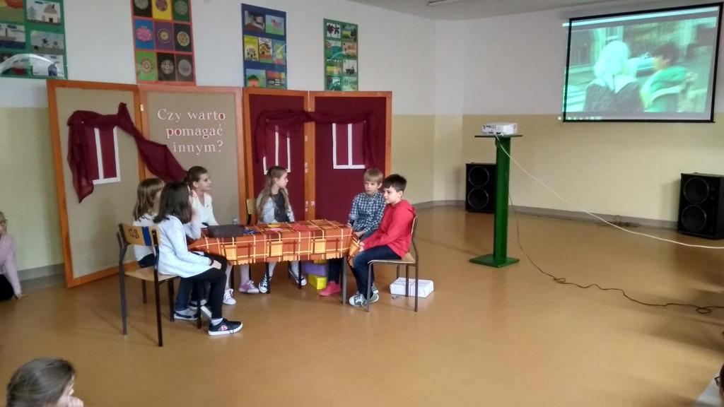 Czwartoklasiści przedstawili swoim kolegom historię wolontariusza Adama.