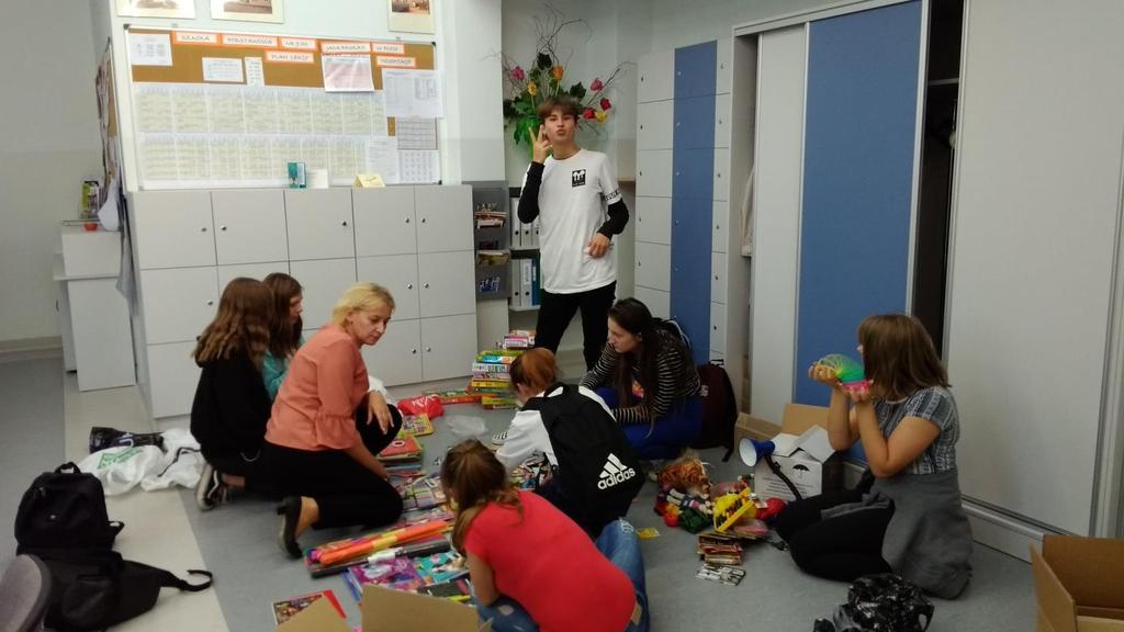planszowymi i komputerowymi, plecakami, piórnikami, przyborami szkolnymi oraz środkami higienicznymi i zabawkami.