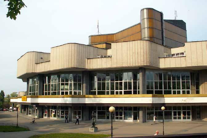 OBRAZ WSPÓŁCZESNEJ ARCHITEKTURY KIELC NA PRZYKŁADZIE WYBRANYCH OBIEKTÓW Photo 5. The building of the Kielce Centre of Culture in the second half of the 1990 s (source: wikipedia.org) Foto 5.