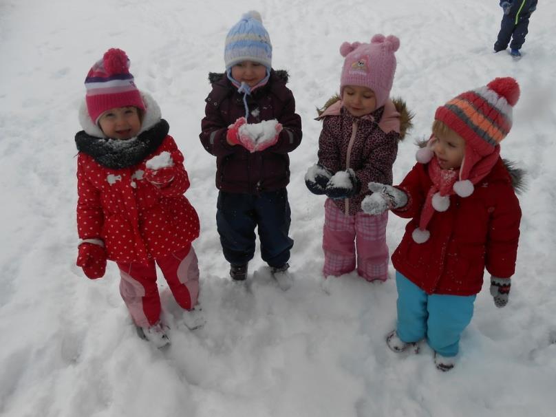 Robiliśmy aniołki na śniegu, lepiliśmy bałwana, igloo, śniegowe