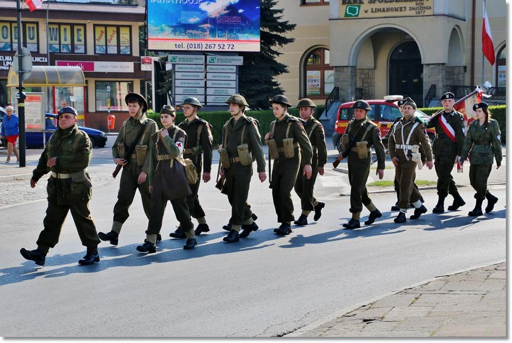 Limanowskie Stowarzyszenie Historii Ożywionej Jabłoniec 1914 wystawiło na dzisiejszą uroczystość symboliczną drużynę w umundurowaniu i ekwipunku Polskich Sił Zbrojnych na Zachodzie, a konkretnie 2.