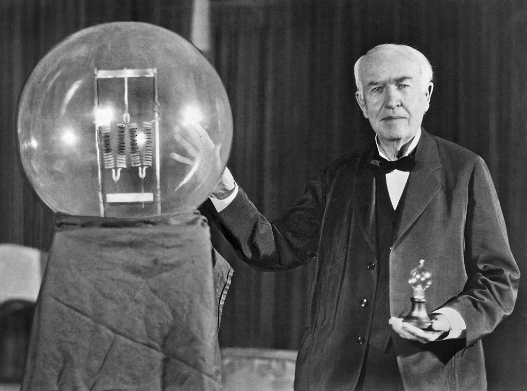 Thomas Edison amerykański wynalazca, miał wiele swoich firm twórca: żarówki,
