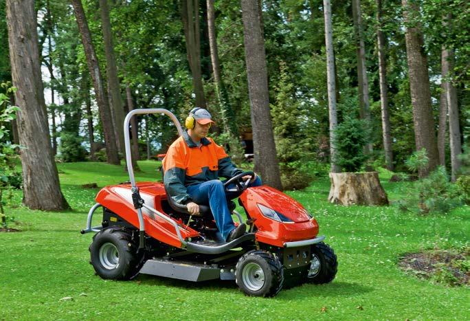 K 1600 16 KM OHV 452cm 3 Emak K2200 22 KM OHV 708 cm 3 Szerokość cięcia 92 cm 108 cm 84 cm 92 cm 102 cm Napęd hydrostatyczny hydrostatyczny hydrostatyczny