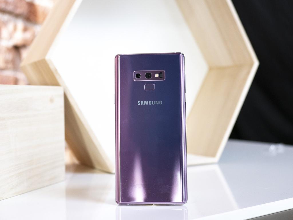 Aparat Sprzętowo nie ma żadnej zmiany względem Galaxy S9+ Mamy do dyspozycji dwa aparaty o rozdzielczości 12 megapikseli, oba stabilizowane i z najszybszym mechanizmem ustawiania ostrości dual pixel