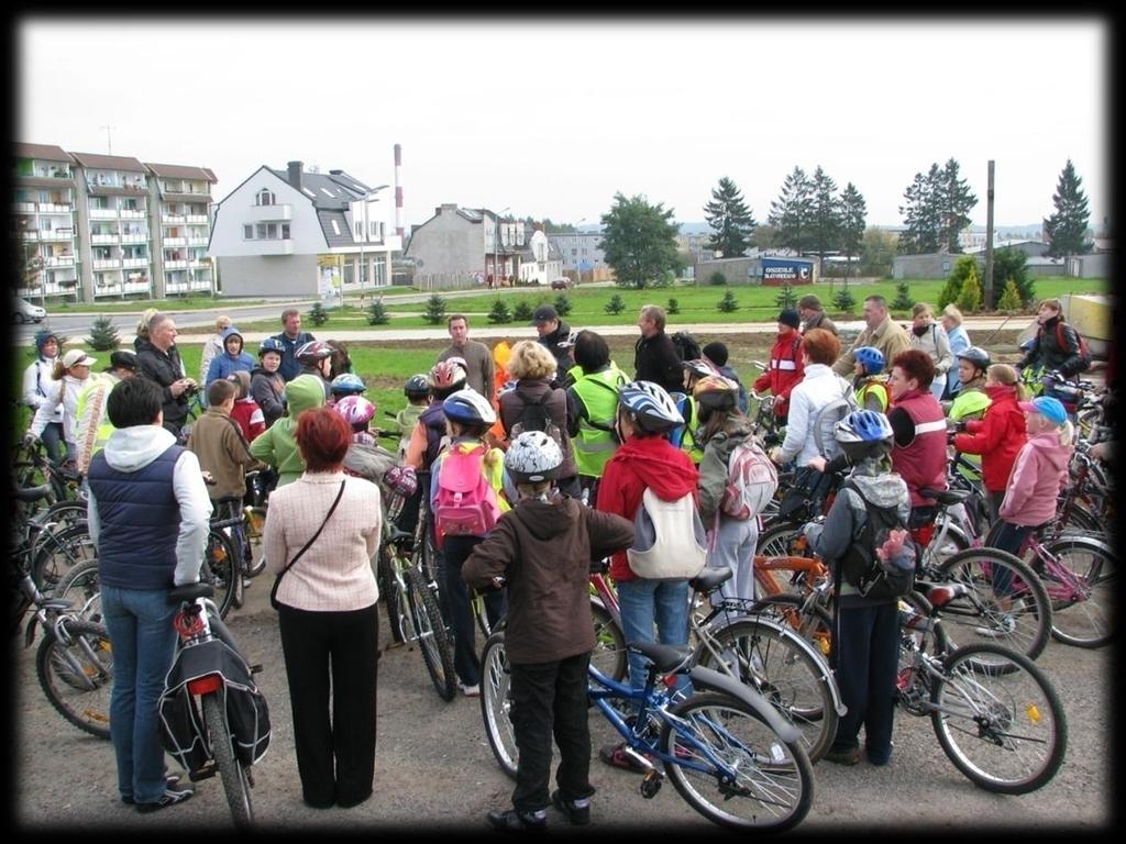 SPRAWOZDANIE z I R A J D U R O W E R O W E G O SZLAKIEM SŁUPSK STRZLINKO DOLINA CHARLOTTY 2010-10-02 Organizatorzy Rajdu: ksiądz wikariusz Jarosław Krylik katechetka Elżbieta Heppner opiekunowie