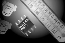 zakresem napiíê zasilania. DS75 monitoruje temperaturí PU zabezpieczaj¹c system przed przegrzaniem mog¹cym doprowadziê do uszkodzenia mikroprocesora.
