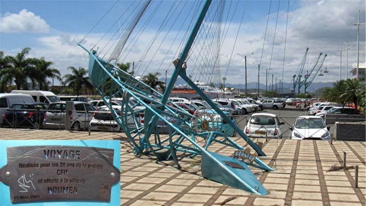 Obok terminalu morskiego jest bardzo ciekawy i nietypowy pomnik jachtu żaglowego. Noumea była naszym ostatnim portem Nowej Kaledonii.