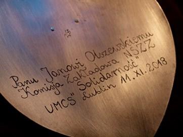 Przewodniczący Jacek Kot odczytał przygotowane dla Pana Premiera specjalne podziękowanie: Komisja Zakładowa NSZZ Solidarność UMCS składa Podziękowanie Panu Janowi Olszewskiemu za zaangażowanie i
