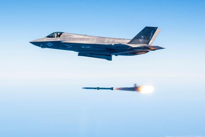razie mogą ich używać piloci o wadze co najmniej 61,7 kg. Myśliwiec STOVL F-35B w barwach US Marines odpalający rakietę powietrze-powietrze AIM-120 AMRAAM, fot. Darrin Russel/Lockheed Martin, af.