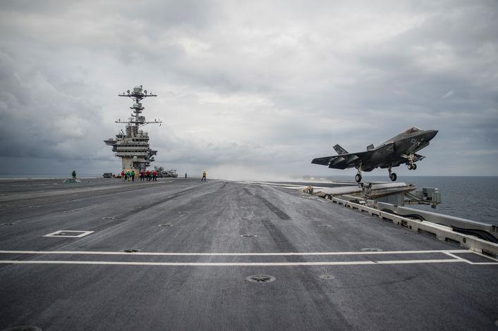 Pokładowy myśliwiec F-35C podczas prób na pokładzie atomowego lotniskowca USS