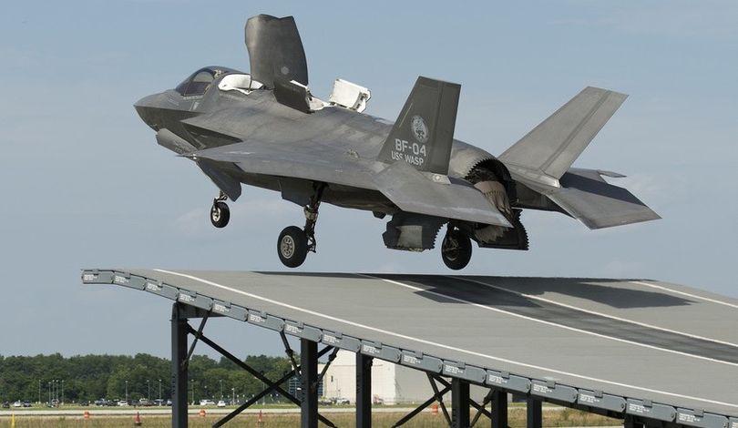 mniejszym nalocie niż w wypadku starszych maszyn). F-35B będzie mógł operować m.in. z pokładów brytyjskich i włoskich lotniskowców oraz amerykańskich okrętów desantowych, Fot.