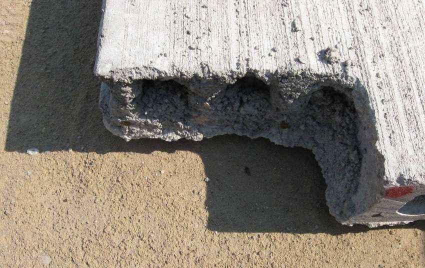 resztki mieszanki betonowej. Nie jest to wadą płyty i nie podlega naprawie.