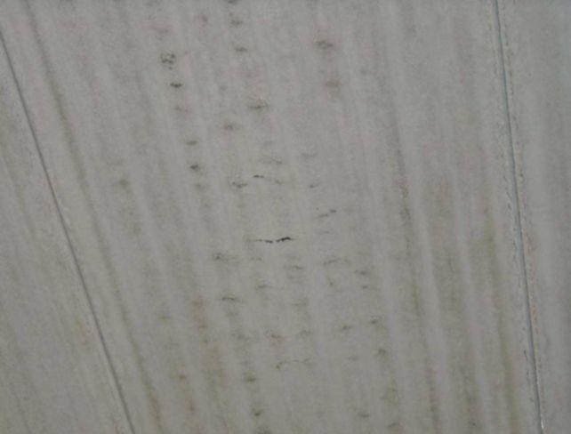Fot. 18 - Niepodlegające naprawie drobne niedowibrow8nia betonu na dolnej powierzchni płyt stropowych Otwory drenażowe na dolnej powierzchni płyt kanałowych HC W dolnej płaszczyźnie płyt znajdują się