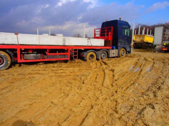Fot. 16 - Transport zatopiony w błocie drogi montażowej