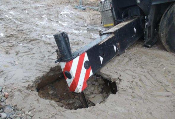Fot. 22 - Brak sprawdzenia stanu podbudowy i możliwych pustek powietrznych