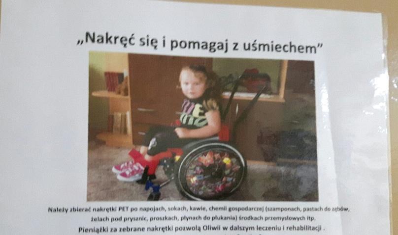 się i pomagaj z uśmiechem zbieraliśmy nakrętki aby pomóc za zebrane pieniążki za zebrane nakrętki pomóc Oliwii w leczeniu i rehabilitacji.