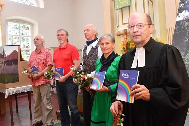 Pśedstajenje spiwarskich za młodych luźi na swěźeńskej namšy w awgusće 2016 w Janšojcach pšawidłownje.