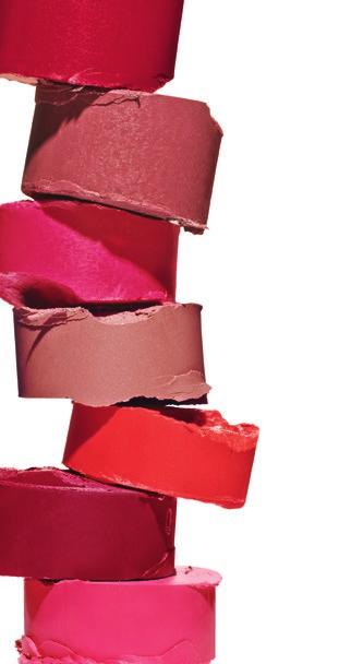 Pomadka Giordani Gold Iconic SPF 15 Wielofunkcyjna szminka o bogatej i trwałej intensywności koloru. Komfortowa, pomaga utrzymać odpowiedni poziom nawilżenia ust. Średni stopień krycia.