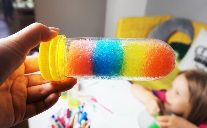 Wykonamy magiczne bańki, które nie poleca na wietrze, wylejemy całe wiadro mgły oraz dowiemy się skąd w wodzie gazowanej tyle bąbelków.