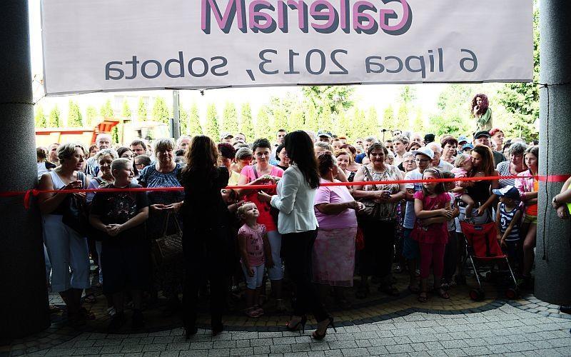 UROCZYSTE INAUGURACJE Uroczyste przecięcie wstęgi, przedstawiciele władz miasta,